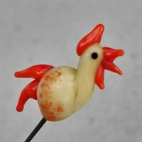Gammel glas nipsenål, som forestiller en hane med rød kam på hovedet og røde halefjer.